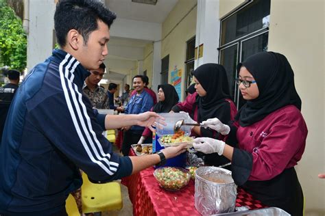 Membantu pelajar yang menyambung pengajian ke peringkat yang lebih tinggi. RM12 Juta Untuk Tanggung Bantuan Makanan 74,530 Pelajar Di ...
