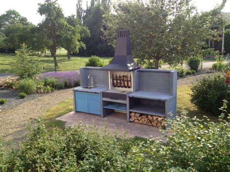 Eine outdoor küche nach amerikanischem vorbild bauen oder lieber eine mobile küche mit puristischem design? Gartenkueche mit Holztueren und oder Betoneinlegeboeden ...