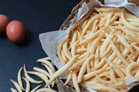 150 tepung tapioca, 1 butir telor, 1 bks kaldu bubuk/ penyedap rasa, secukupnya air hangat. Resep Telur Gabus Keju, Camilan Nikmat yang Mudah Dibuat