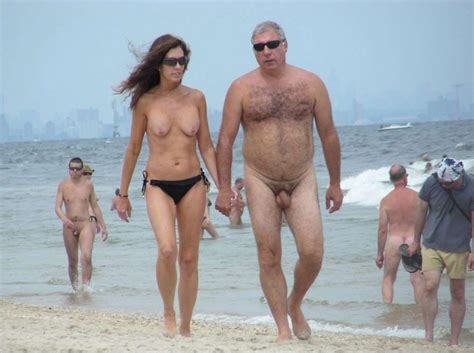 Couple à la plage Monsieur nu Madame topless 4plaisir com