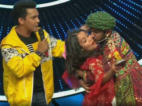 Indian Idol 11 Contestant Forcibly Kisses Bollywood Singer Neha Kakkar મુંબઈ યુવકે બોલિવૂડની