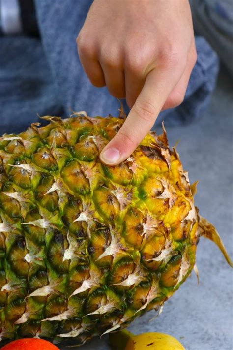 How To Tell If A Pineapple Is Ripe 5 Easy Ways How To Ripen A