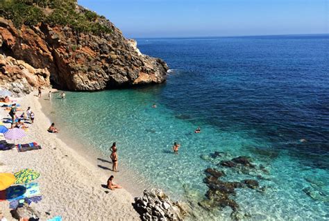 Catania is the second largest city in sicily, after palermo, and among the ten largest cities in italy. Italien Catania Strand