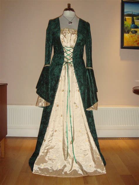 I'm in australia where didn't have a medieval time period, so can't say i was looking for authenticity. MEDIEVAL RENAISSANCE TUDOR DRESS/GOWN - Sewing Projects ...