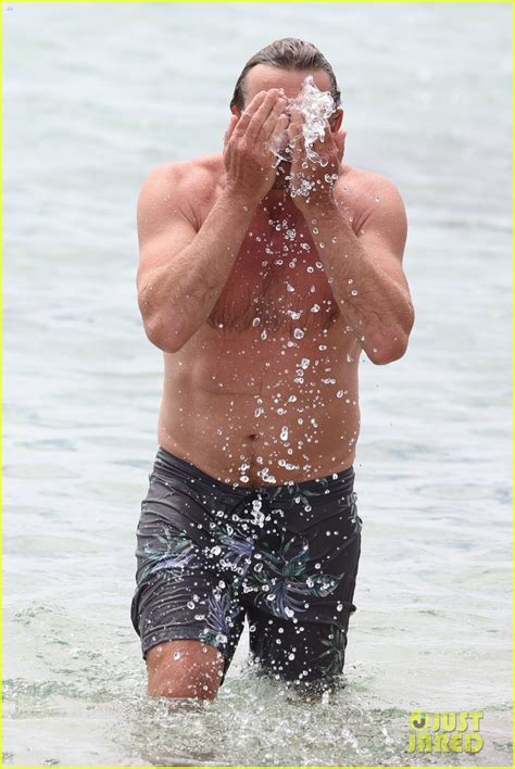 Simon Baker Looks Fit Going For A Dip In The Ocean Photo 4508475