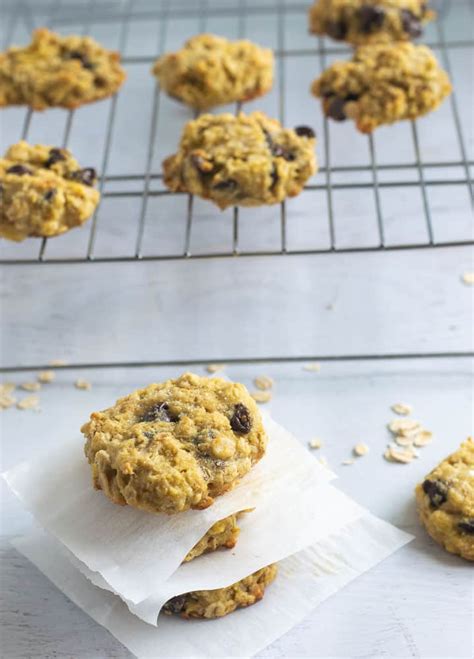 Tender on the inside, crunchy on the outside, so delicious! Dietetic Oatmeal Cookies / Dietetic oatmeal cookies with ...