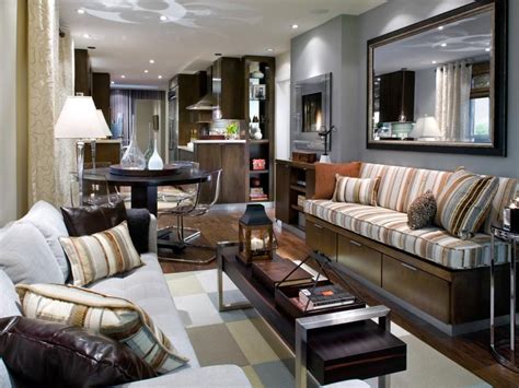 True to my design philosophy, these beautiful rugs boast classic patterns. 10 Chic Basements by Candice Olson | Sala de design ...