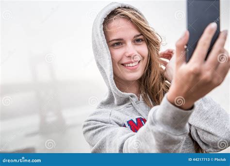 Adolescente Que Toma O Selfie Imagem De Stock Imagem De Revestimento Fundo 44217713
