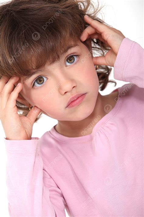 こめかみに触れる6〜7歳の女の子 幼少期のこめかみ 写真背景 無料ダウンロードのための画像 Pngtree