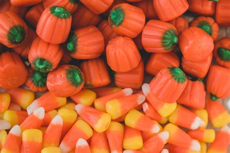 The Lowest And Highest Calorie Candies Calorie Halloween Candy Pumpkin