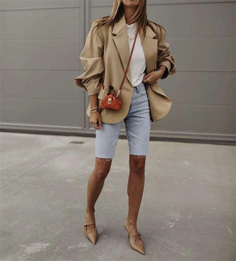 Pin By St On Street Styling In 2020 Bermuda Shorts Bermuda Shorts Outfit Street Style Outfit