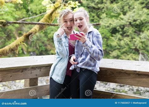 Adolescenti Che Prendono Un Selfie Immagine Stock Immagine Di Mobile