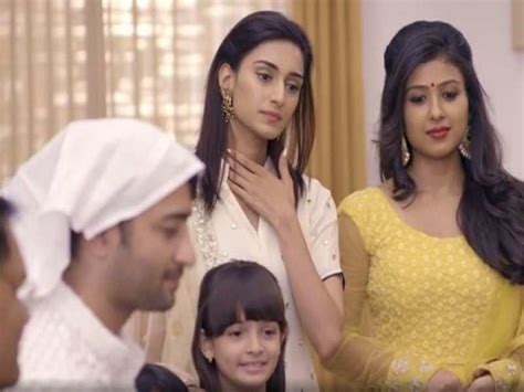 Teri ho gayi mein tujhko pata bhi tohho mere pyar kuch rang pyaar ke aise bhi… meri duniya mein tha main apney hi dhyaan mein kuch toh badal gaya hai mere aasmaan mein. Kuch Rang Pyar Ke Aise Bhi August 16, 2017 written update ...