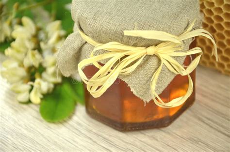 Glas Frischer Köstlicher Honig Mit Bienenwabe Und Akazie Blüht Stockfoto Bild Von Heilung