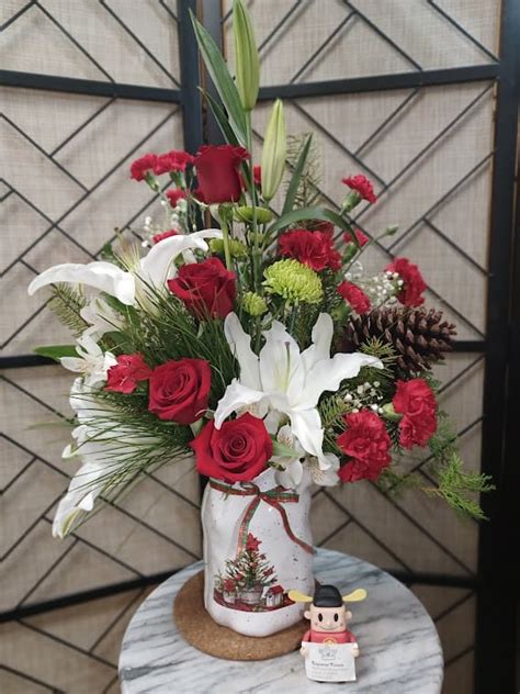 Yuletide Splendor Bouquet In Orlando Fl Edgewood Flowers
