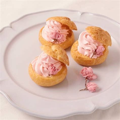桜のシュークリーム 作り方・レシピ クラシル レシピ シュークリーム 作り方 食べ物のアイデア 甘い