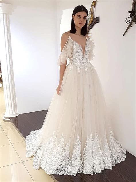 Ein ausgefallenes bohokleid mit figurbetontem oberteil und zartem tüllrock mit schleppe. Traumhaftes Brautkleid mit tiefem V-Neck, tiefem ...