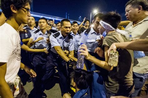 10 Dramatic Photos That Show The Protests And Crackdown In Hong Kong Vox