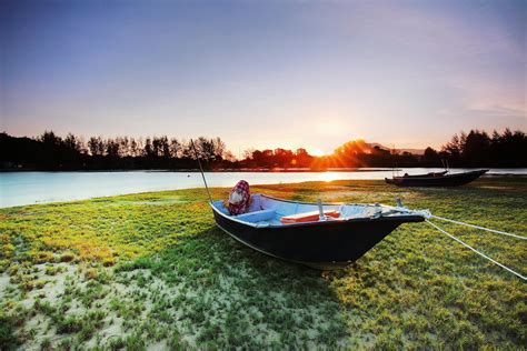 Boat On Body Of Water During Sunset · Free Stock Photo
