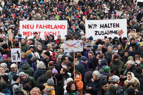 Kanzler Scholz und Bundesaußenministerin Baerbock bei großer Demo in Potsdam Zeichen gegen Rechts