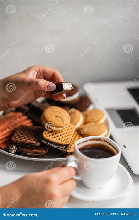 Mujer Snacking Con Los Dulces Y La Comida Basura Imagen De Archivo