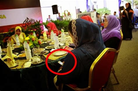 Panas Gambar Rosmah Kantoi Dengan Handphone Canggih
