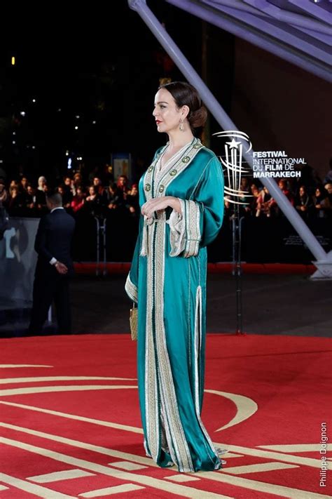 تمت إضافة شريط في الاسفل للمحادثات بشكل جديد ورائع. بالصور...نفيسة بنشهيدة تسحر العيون بقفطان ملكي في مهرجان ...