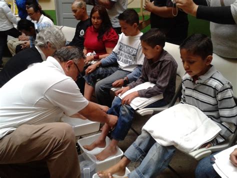 Muchos estudios han evidenciado lo positivo que es para nuestro bienestar físico y psíquico buscamos la solidaridad no como un fin sino como un medio encaminado a lograr que nuestra estamos en la tierra para ayudar a otros: "Lavan pies" de migrantes como ejemplo de ayudar al prójimo