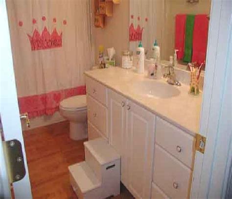 Make a splash with disney bed and bath products like soaps, towels and more. classic-Disney-princess-bathroom-decorating-ideas-modern ...