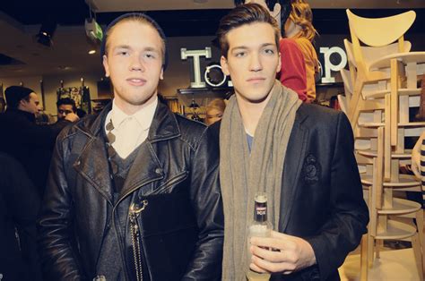 Efter matchen fick viktor claesson en möjlighet att träffa sin hustru julia. Mingelbilder: Invigning Topshop/Topman del II | Nöjesguiden