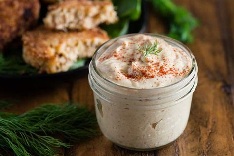 Although similar to tartar sauce, it is often more yellowish, sometimes flavored with curry, and sometimes contains chopped pickles or piccalilli. Remoulade — Rezepte Suchen