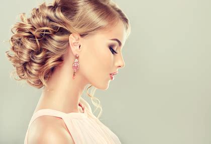 Für einen romantischen und leichten look sind halboffene abiball frisuren mit locken genau das richtige. Abiball Frisuren: Perfekt gestylt zum Abiball | VIP Dress