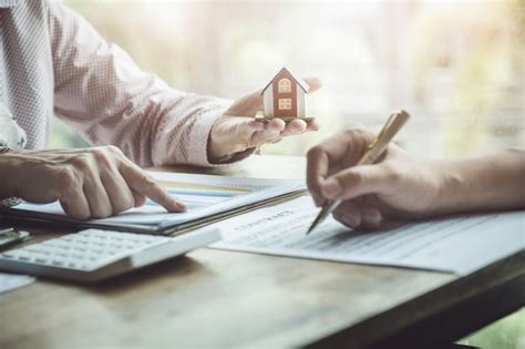 Agentes Imobiliários Discutindo Sobre Empréstimos E Taxas De Juros Para