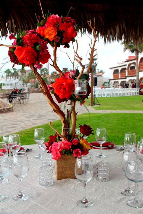 Centros de mesa con cactus y delicadas copas de vino y agua de cristal. Decoración y arreglos en color rojo para Bodas de Rubí (40 ...