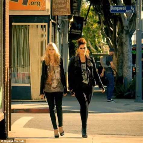 lady antebellum premieres downtown video featuring 2 broke girls starlet beth behrs daily mail
