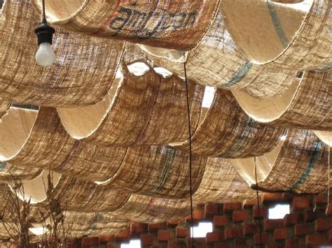 Using a little creativity and some inexpensive supplies, a basement ceiling can be transformed from an ignored area to a functional and attractive. Burlap fabric draping | Escenografias | Pinterest | Burlap ...