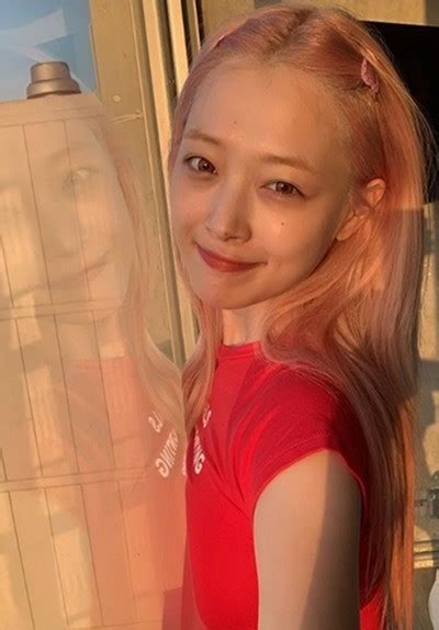 sulli continues posting photos with no bra and female netizens are extremely supportive koreaboo