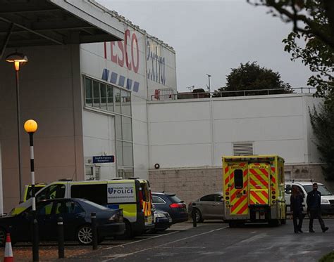 Tesco Security Guard Ends Reading 20 Hour Rooftop Protest Daily Mail Online