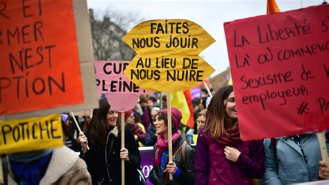 Journée des droits des femmes des milliers de manifestants à Paris