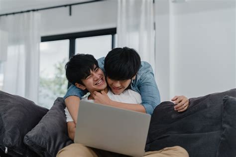 Asiatische Homosexuelle Paare Unter Verwendung Der Tablette Zu Hause Junge Asiatische Lgbtq