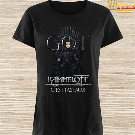 Comme dans tout ce qu'il écrit, le thème principal est celui de l'imbécile paresseux. Alexandre Astier GOT Kaamelott C'est Pas Faux Shirt ...
