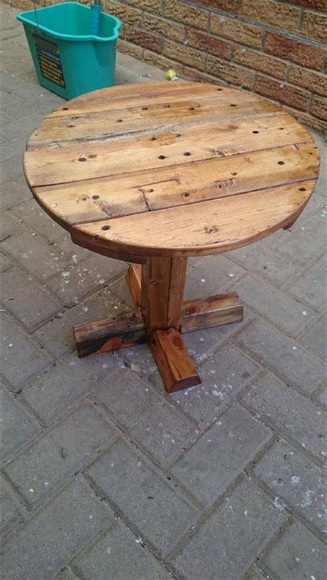 With a thick paneled table top finished in a stylish black and grey marble look, this robust looking accent table will suit any decor. DIY Pedestal Pallet Round Coffee Table