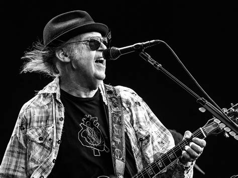 Neil Young rewrites Lookin' For A Leader to support Black Lives Matter, condemn Trump | Guitar 