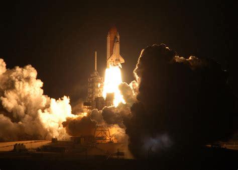 Space shuttle on way to space station > Air Force > Article Display