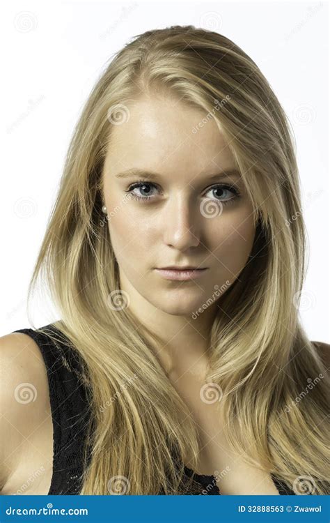 Portrait Dune Fille Blonde Avec Des Yeux Bleus Image Stock Image Du