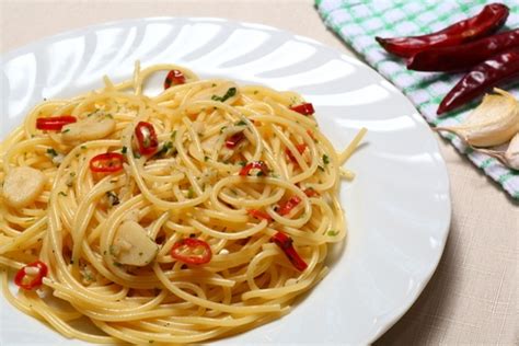 Peperoncino to rodzaj lekko pikantnej papryki. Špagety aglio, olio e peperoncino (Špagety s česnekem ...