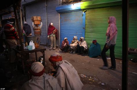 Slum Dwellers Of India Endure Freezing Weather Daily Mail Online