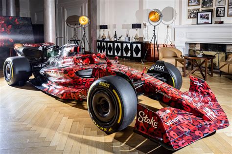 F1 Alfa Romeo dévoile une nouvelle livrée insolite vidéo