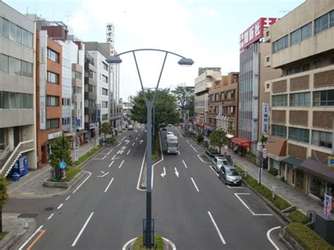 駅前は 大宮公園 周辺の低層の住宅地が広がっている。 駅のすぐ横を 埼玉県道164号鴻巣桶川さいたま線 （旧 中山道 ）が通るが、駅とは直結していない。 大宮駅東口大通り | 昨日・今日・明日 - 楽天ブログ