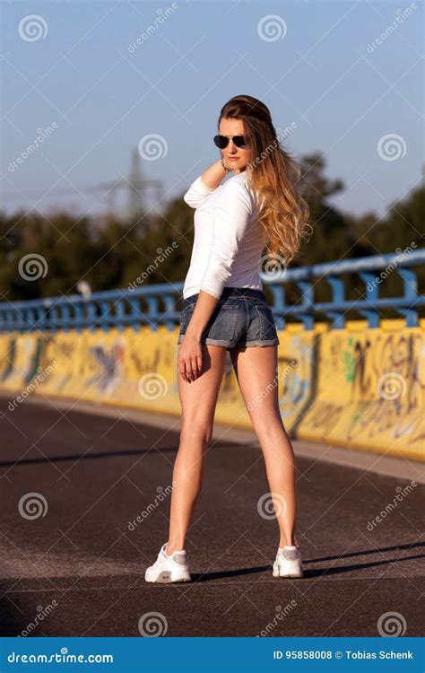 Junge Frau In Den Hotpants Und Im Weißen Hemd Stockfoto Bild Von Haar Denim 95858008